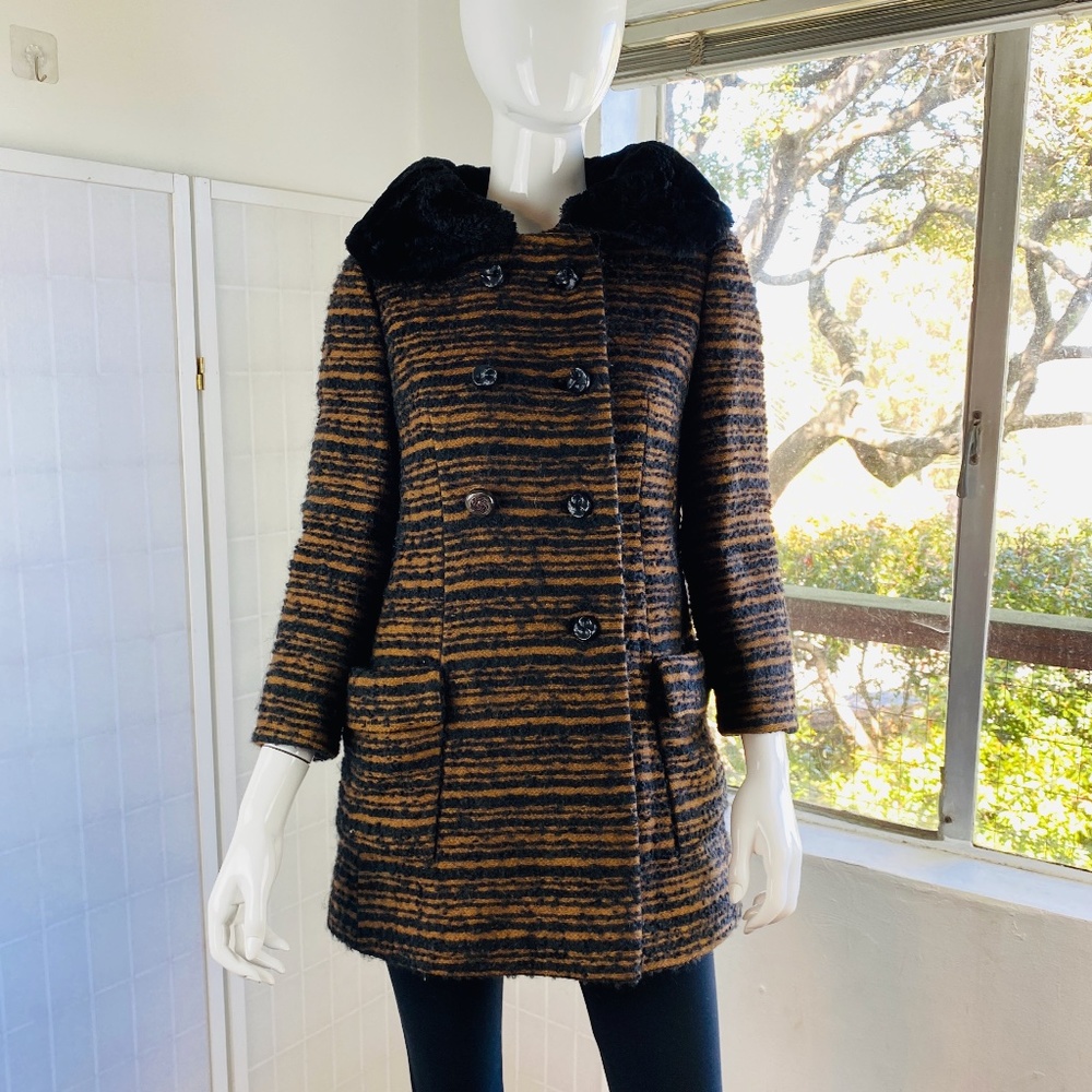 Vintage BLUM BROS.-JAN KELL Women's Black/Camel Stripe Jacket w/ fur collar.